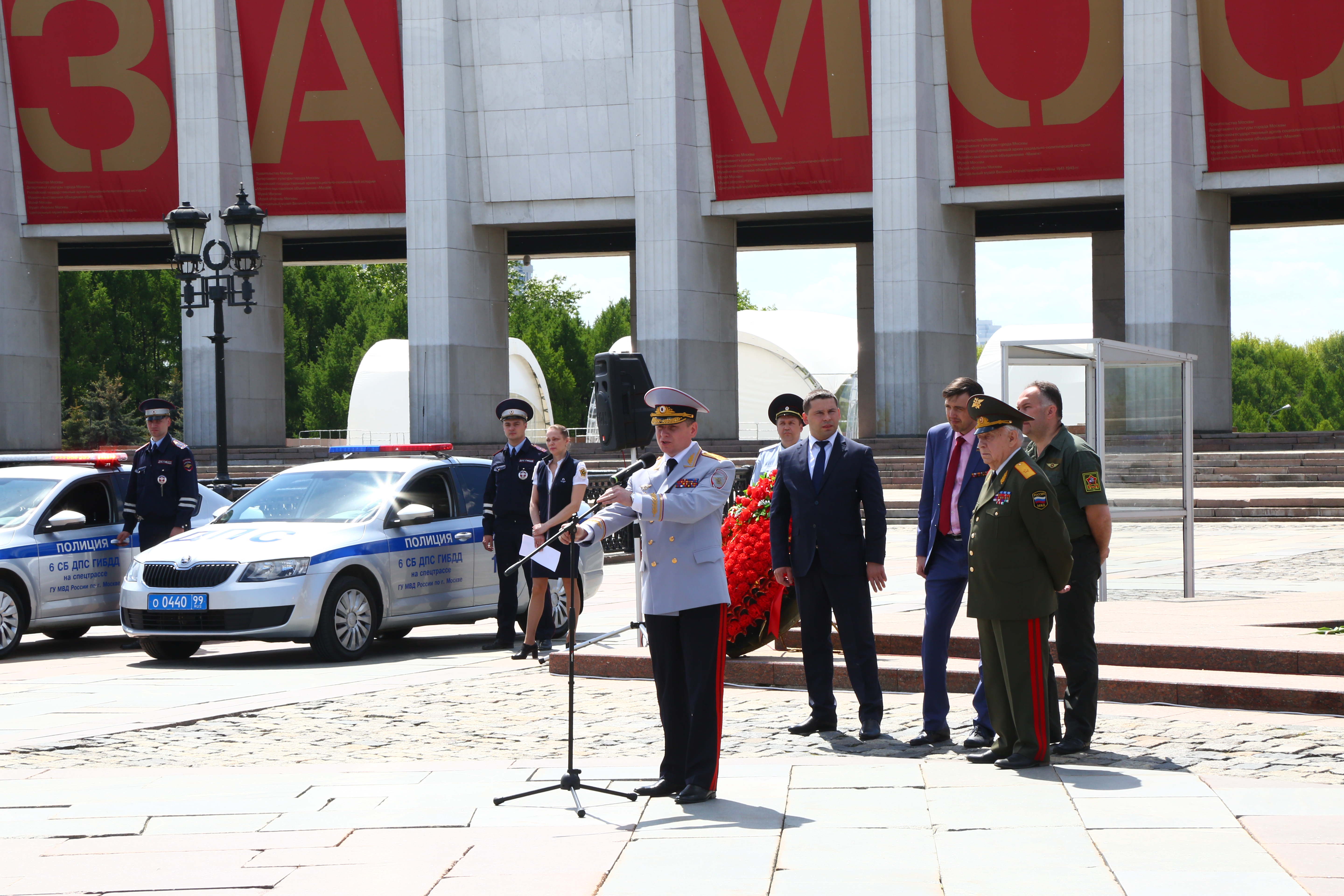 Московская полиция поддерживает бронепробег "Дорога Мужества". Видео.