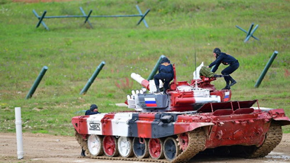 Промах российских военных не помешал выиграть заезд на «Танковом биатлоне»