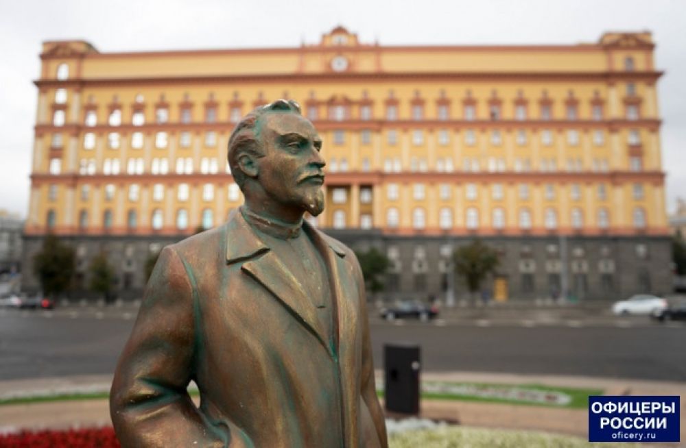«Офицеры России» просят вернуть на Лубянку памятник Дзержинскому