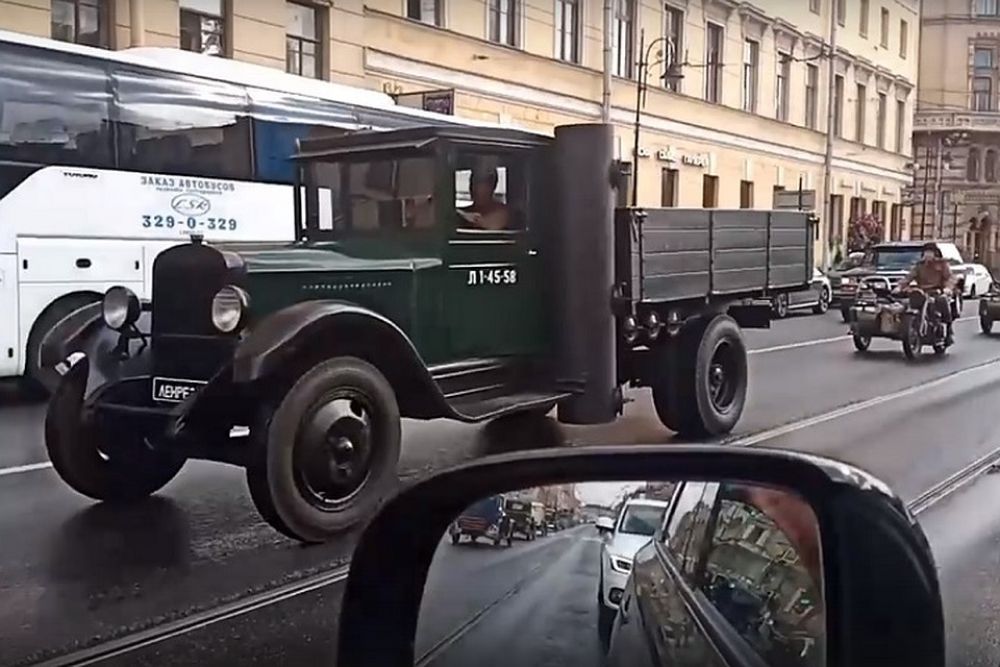 Колонна военной техники времен ВОВ проследовала по центру Петербурга